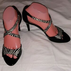 Dana Buchman Danica Zebra X Front Sexy Heels‎ 7.5